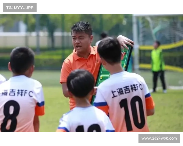 退役足球明星出任青训总监，培养下一代